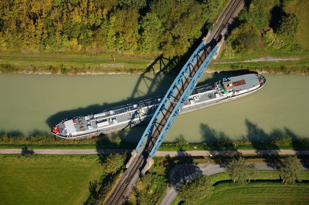 Luftaufnahme Hamm - Querliegendes Öltankschiff ELBTAL der Binnenschiffahrt auf der Wasserstraße des Datteln-Hamm-Kanal bei Hamm im Bundesland Nordrhein-Westfalen