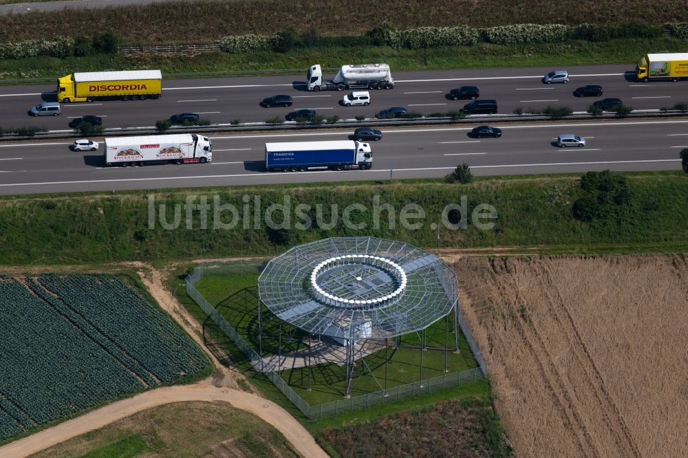 Neuhausen auf den Fildern von oben - Radar- Antennen- Sendeturm und Funkmast der Flugsicherung entlang der A8 in Neuhausen auf den Fildern im Bundesland Baden-Württemberg, Deutschland