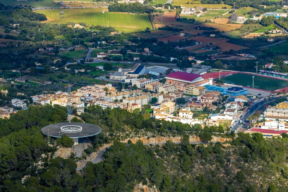 Capdepera aus der Vogelperspektive: Radar- Antennen- Sendeturm und Funkmast der Flugsicherung mit VOR-Leuchtturm - Drehfunkfeuer an der Diseminado Son Besso in Capdepera in Balearische Insel Mallorca, Spanien