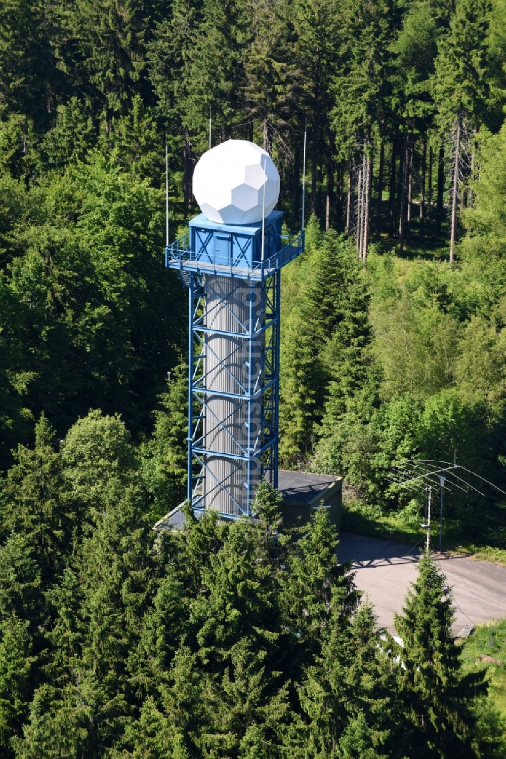 Moosbach aus der Vogelperspektive: Radar- Antennen- Sendeturm und Funkmast der Flugsicherung in Moosbach im Bundesland Bayern, Deutschland
