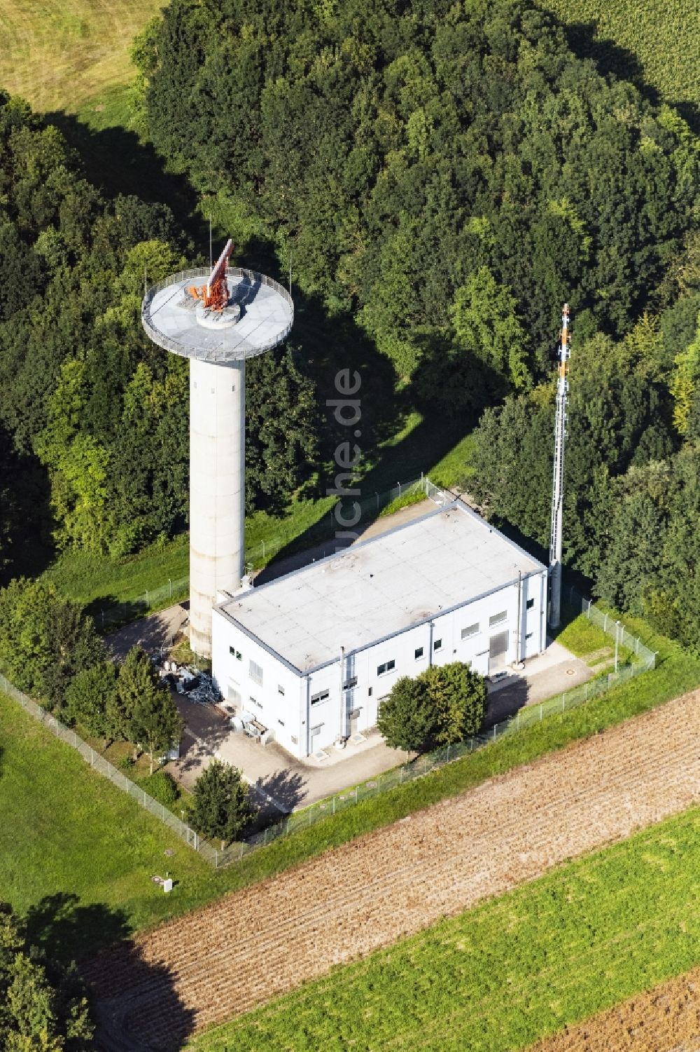 Luftbild Oberding - Radar- Antennen- Sendeturm und Funkmast der Flugsicherung im Ortsteil Notzingermoos in Oberding im Bundesland Bayern, Deutschland