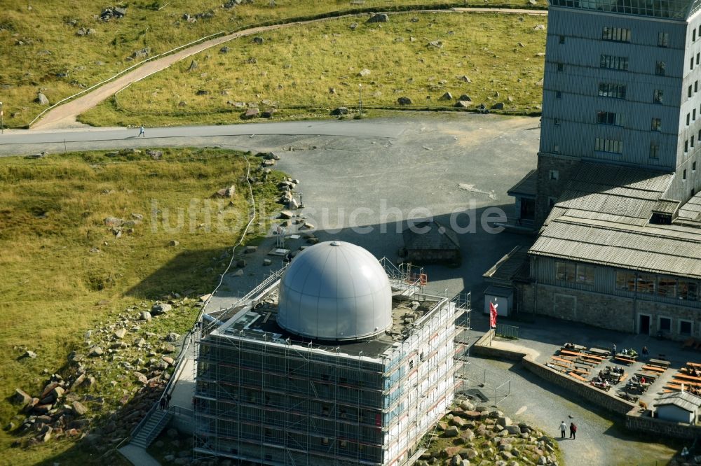 Brocken von oben - Radar- Kuppel auf dem Gebäude einer formals militärisch genutzen Liegenschaft auf dem Brocken im Bundesland Sachsen-Anhalt, Deutschland