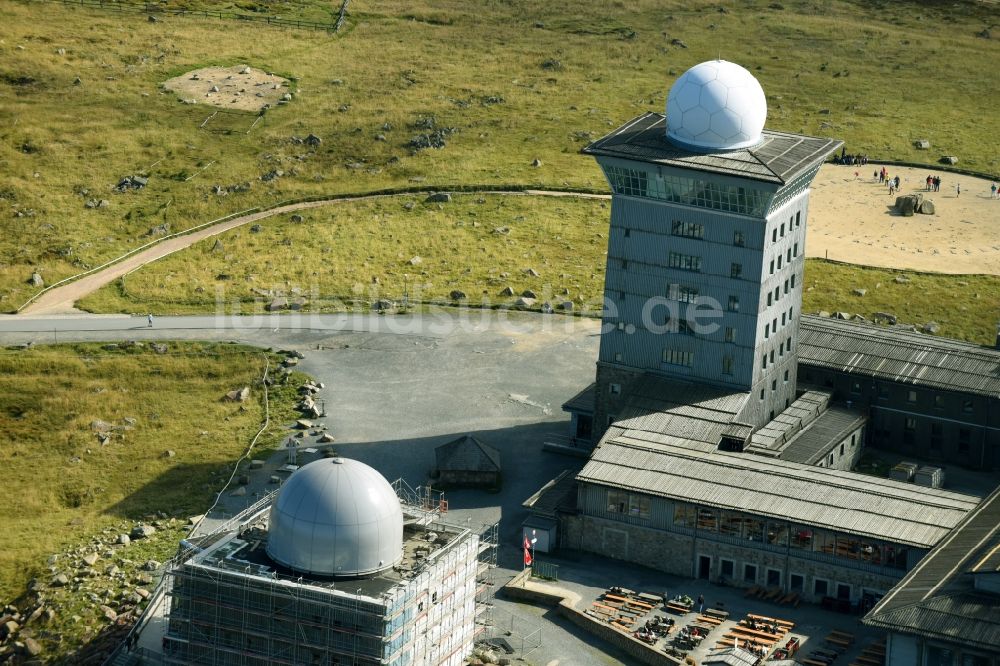 Brocken aus der Vogelperspektive: Radar- Kuppel auf dem Gebäude einer formals militärisch genutzen Liegenschaft auf dem Brocken im Bundesland Sachsen-Anhalt, Deutschland
