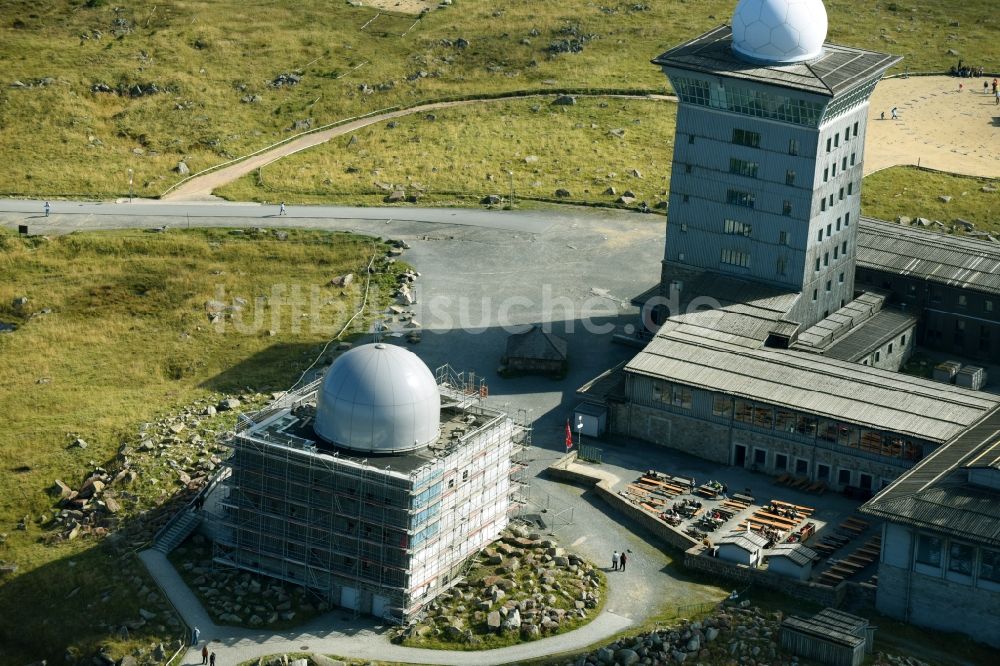 Luftbild Brocken - Radar- Kuppel auf dem Gebäude einer formals militärisch genutzen Liegenschaft auf dem Brocken im Bundesland Sachsen-Anhalt, Deutschland