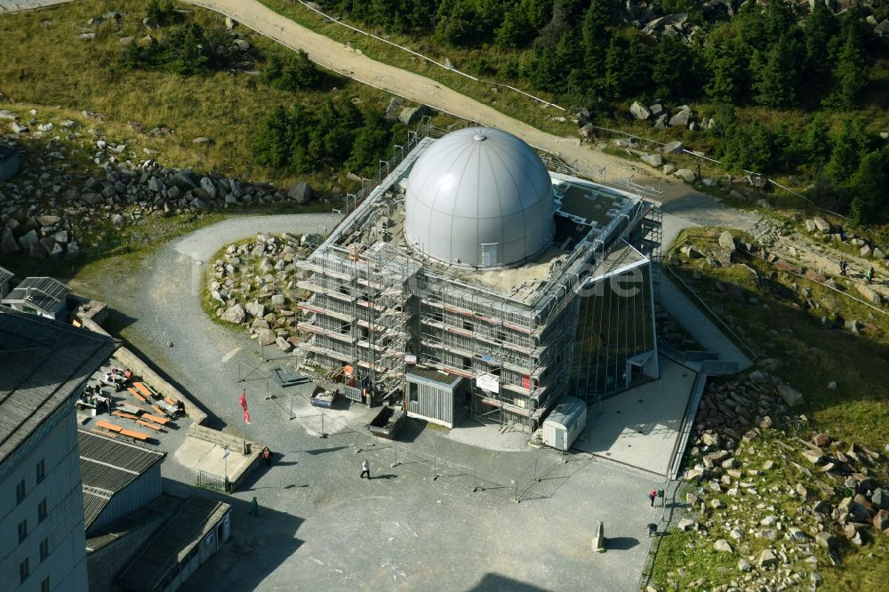 Brocken von oben - Radar- Kuppel auf dem Gebäude einer formals militärisch genutzen Liegenschaft auf dem Brocken im Bundesland Sachsen-Anhalt, Deutschland