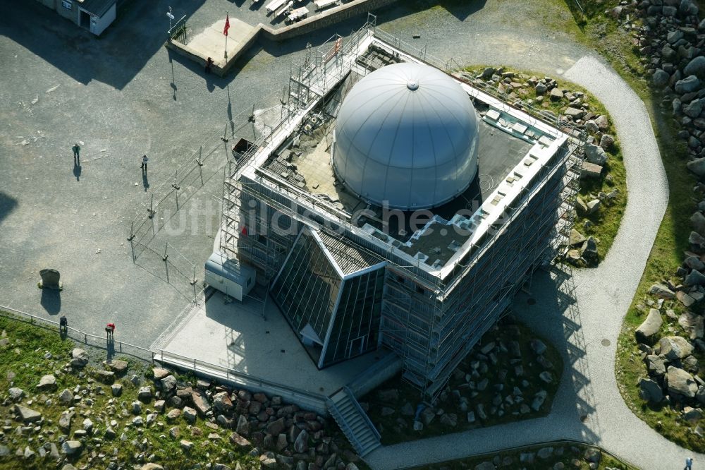 Luftaufnahme Brocken - Radar- Kuppel auf dem Gebäude einer formals militärisch genutzen Liegenschaft auf dem Brocken im Bundesland Sachsen-Anhalt, Deutschland