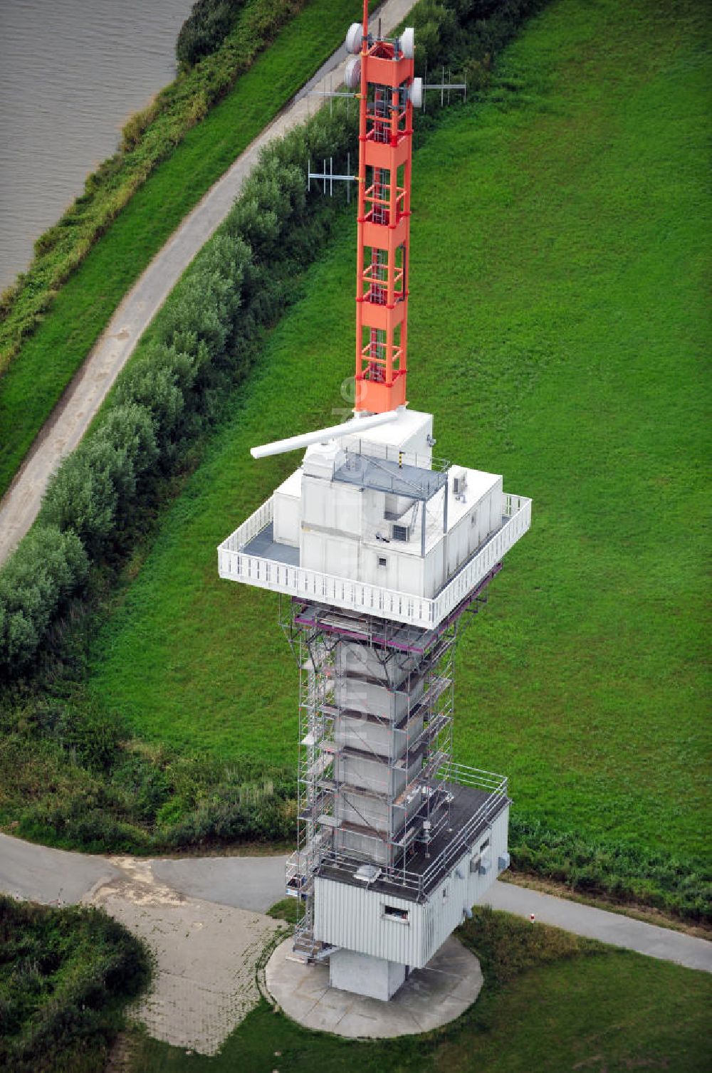 Luftaufnahme Freiburg / Elbe - Radarturm an der Elbe Freiburg