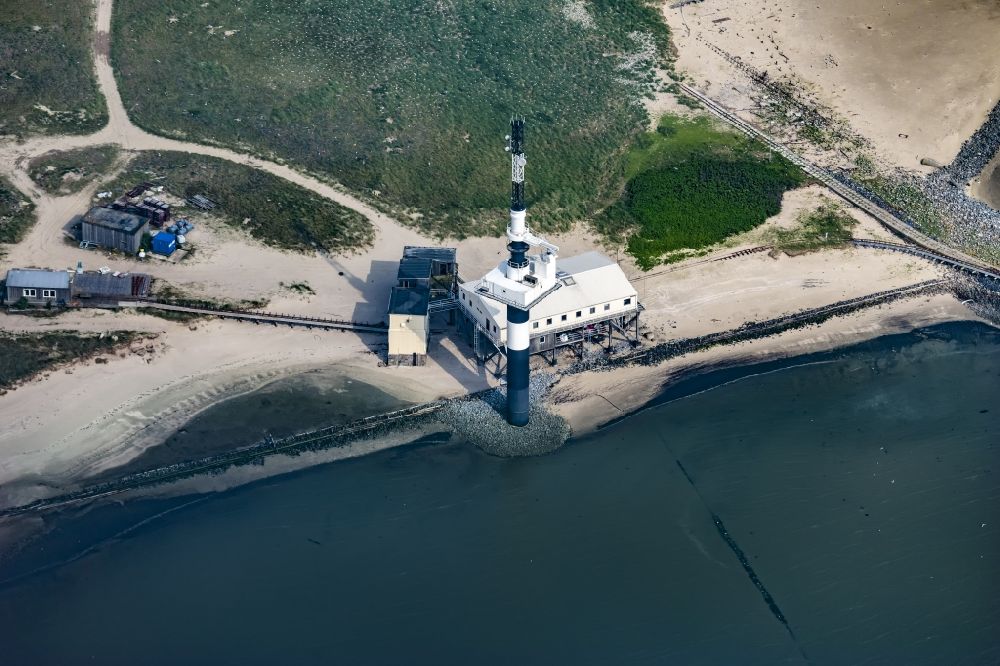 Wangerooge von oben - Radarturm im der Küsten- Landschaft am Sandstrand der Minsener oog in der Nordsee im Bundesland Niedersachsen, Deutschland