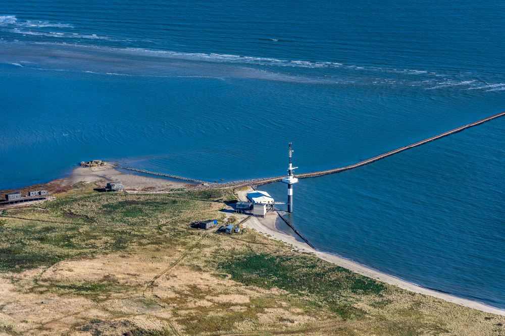 Wangerooge aus der Vogelperspektive: Radarturm im der Küsten- Landschaft am Sandstrand der Minsener oog in der Nordsee im Bundesland Niedersachsen, Deutschland