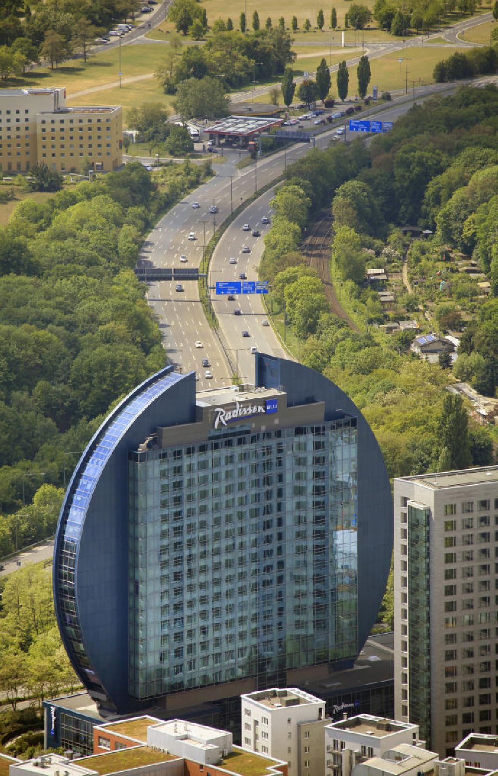 Luftaufnahme Frankfurt am Main - RADISSON SAS- Hotel Blue Heaven (Scheibe) in Frankfurt / Main