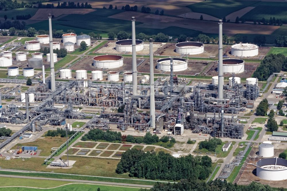 Luftaufnahme Neustadt an der Donau - Raffinerie- Anlagen und Leitungssysteme auf dem Werksgelände des Chemieproduzenten Bayernoil in Neustadt an der Donau im Bundesland Bayern
