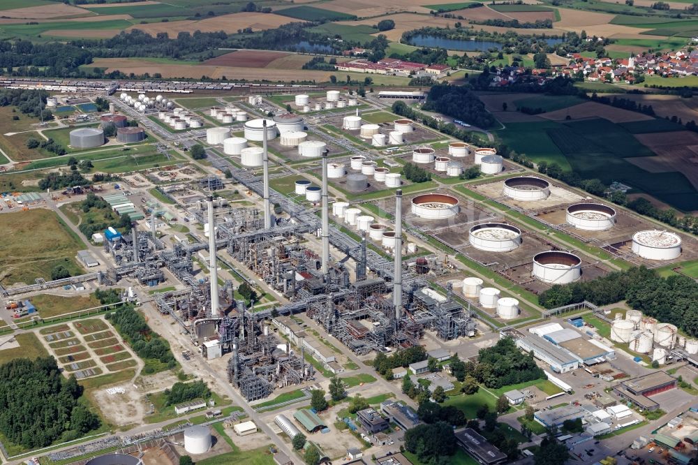 Luftbild Neustadt an der Donau - Raffinerie- Anlagen und Leitungssysteme auf dem Werksgelände des Chemieproduzenten Bayernoil in Neustadt an der Donau im Bundesland Bayern