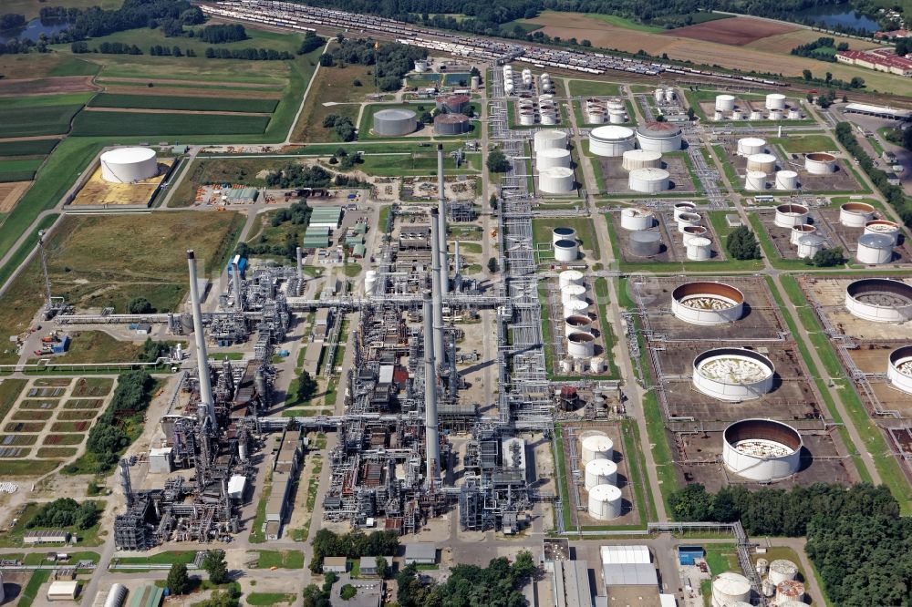 Luftbild Neustadt an der Donau - Raffinerie- Anlagen und Leitungssysteme auf dem Werksgelände des Chemieproduzenten Bayernoil in Neustadt an der Donau im Bundesland Bayern