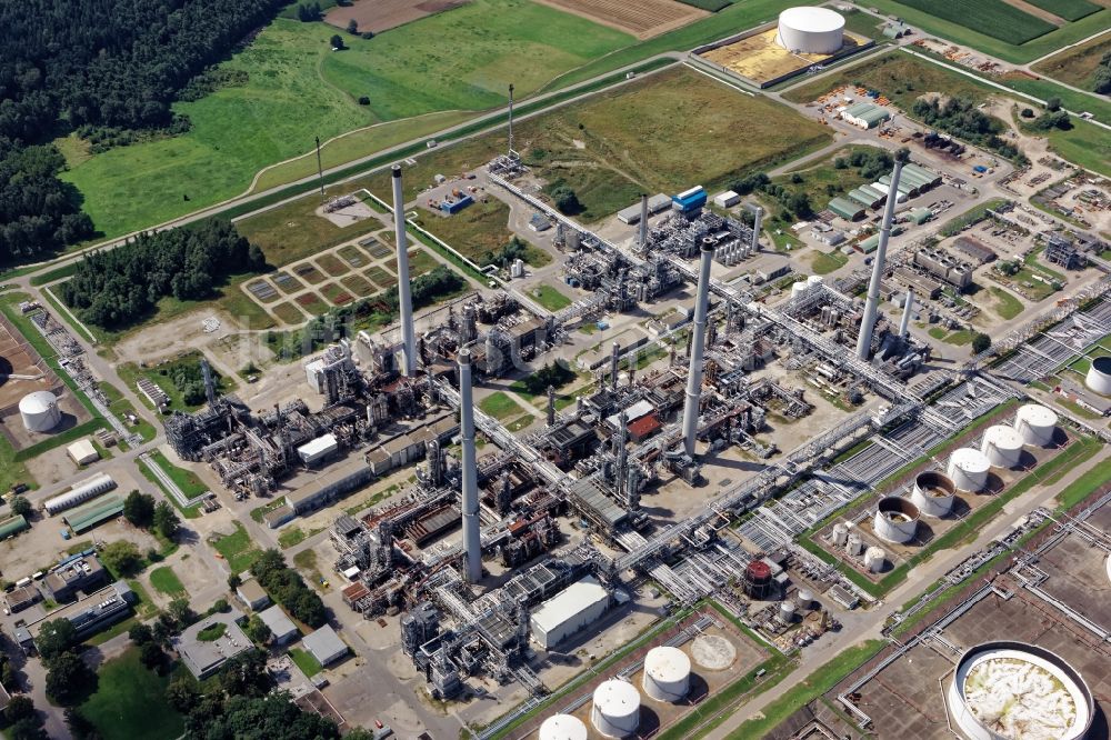 Luftaufnahme Neustadt an der Donau - Raffinerie- Anlagen und Leitungssysteme auf dem Werksgelände des Chemieproduzenten Bayernoil in Neustadt an der Donau im Bundesland Bayern