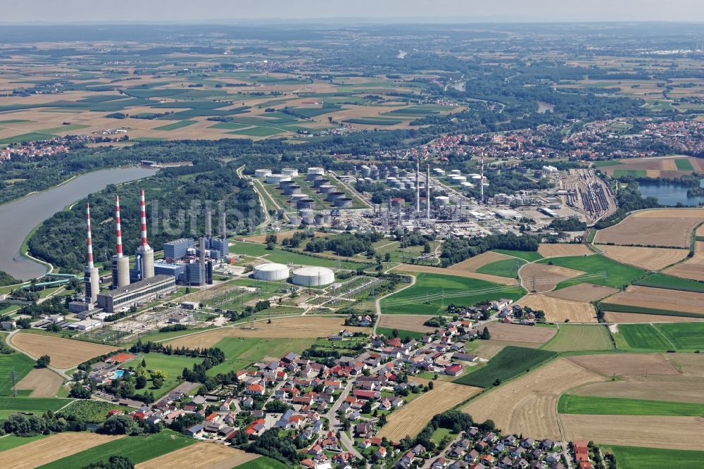 Vohburg an der Donau von oben - Raffinerie- Anlagen und Leitungssysteme auf dem Werksgelände des Chemieproduzenten Bayernoil in Vohburg an der Donau im Bundesland Bayern