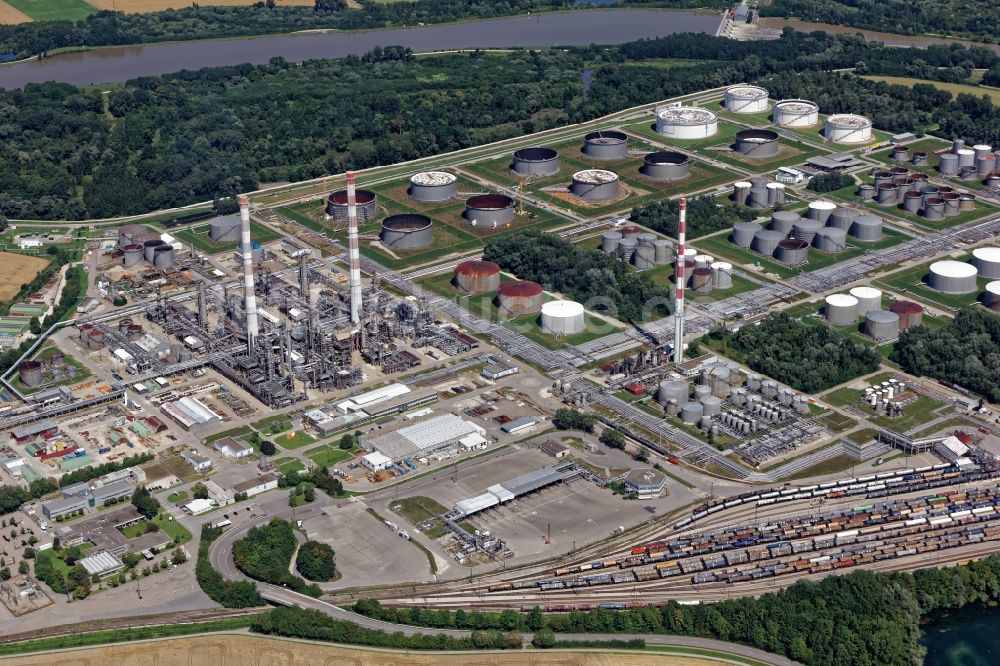 Luftbild Vohburg an der Donau - Raffinerie- Anlagen und Leitungssysteme auf dem Werksgelände des Chemieproduzenten Bayernoil in Vohburg an der Donau im Bundesland Bayern