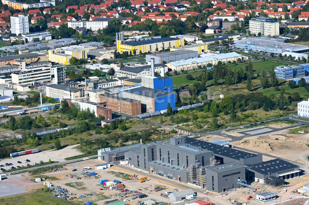 Wolfen von oben - Raffinerie- Werksgelände des Chemieproduzenten der AMG Lithium GmbH in Wolfen im Bundesland Sachsen-Anhalt, Deutschland