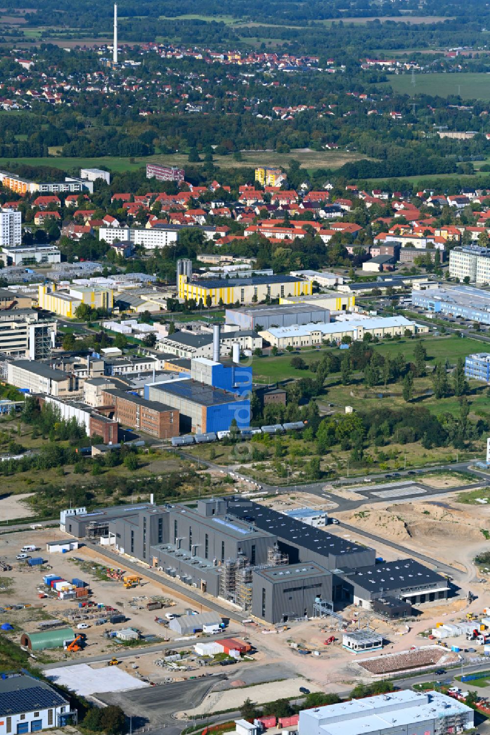 Wolfen aus der Vogelperspektive: Raffinerie- Werksgelände des Chemieproduzenten der AMG Lithium GmbH in Wolfen im Bundesland Sachsen-Anhalt, Deutschland