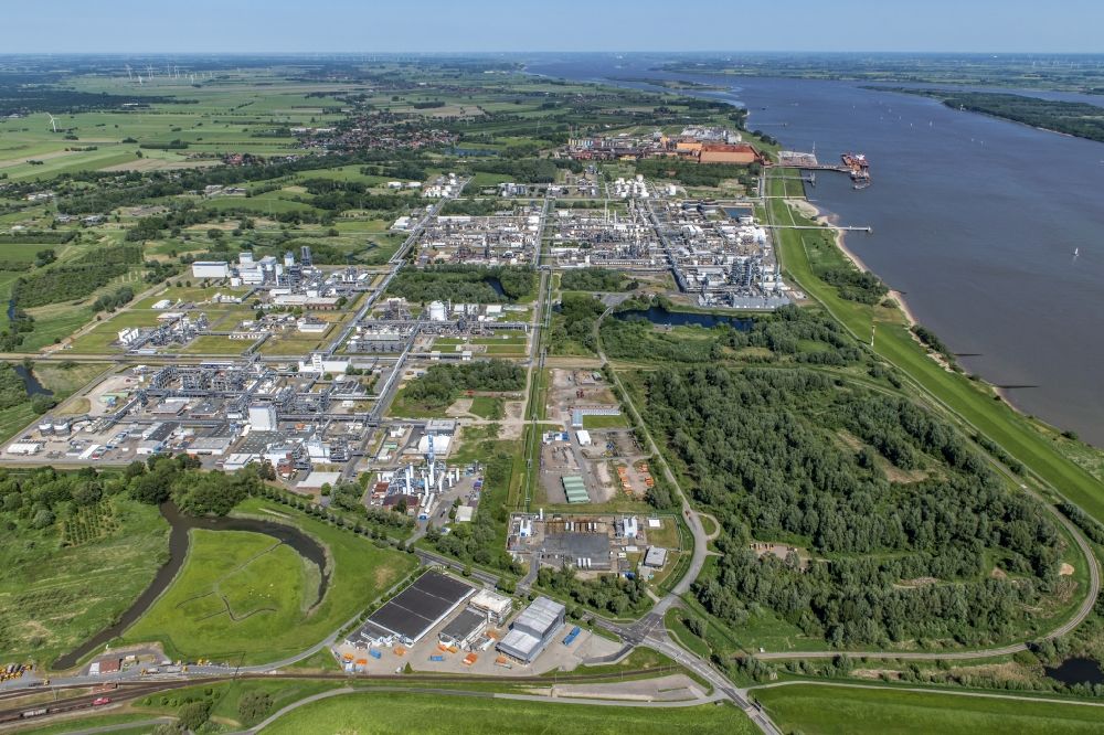 Luftaufnahme Stade - Raffinerie- Werksgelände des Chemieproduzenten der Fa. Dow Chemie,und Olin in Stade im Bundesland Niedersachsen, Deutschland