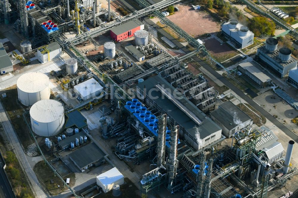 Piesteritz von oben - Raffinerie- Werksgelände des Chemieproduzenten SKW Stickstoffwerke Piesteritz GmbH in Piesteritz im Bundesland Sachsen-Anhalt, Deutschland