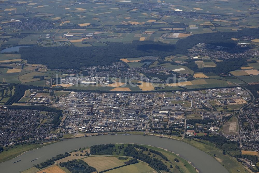 Luftaufnahme Köln - Raffinerie- Werksgelände des CHEMPARK Dormagen Tor im Ortsteil Chorweiler in Köln im Bundesland Nordrhein-Westfalen, Deutschland