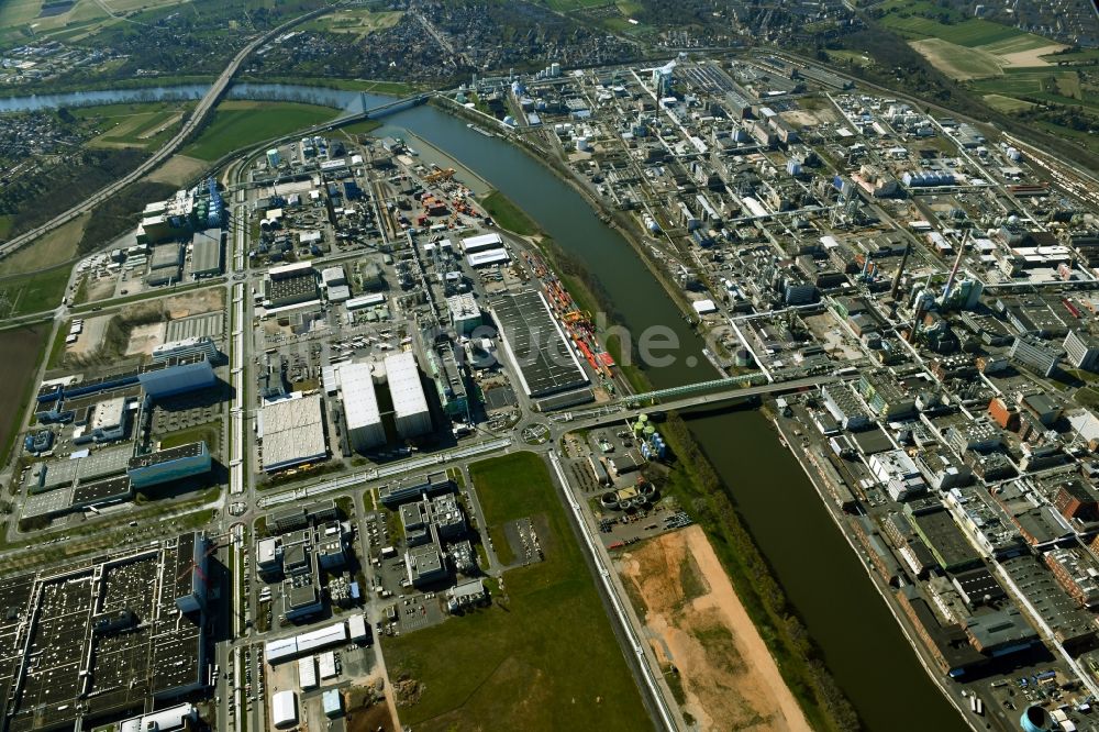 Luftaufnahme Frankfurt am Main - Raffinerie- Werksgelände des Industriepark Höchst in Frankfurt am Main im Bundesland Hessen, Deutschland