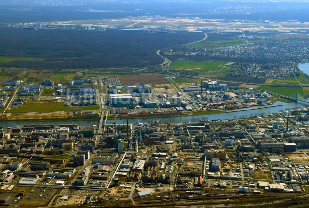 Luftaufnahme Frankfurt am Main - Raffinerie- Werksgelände des Industriepark Höchst in Frankfurt am Main im Bundesland Hessen, Deutschland