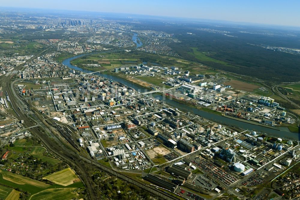 Frankfurt am Main von oben - Raffinerie- Werksgelände des Industriepark Höchst in Frankfurt am Main im Bundesland Hessen, Deutschland