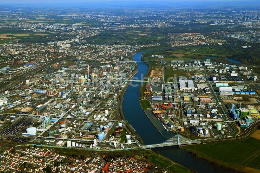 Frankfurt am Main von oben - Raffinerie- Werksgelände des Industriepark Höchst in Frankfurt am Main im Bundesland Hessen, Deutschland