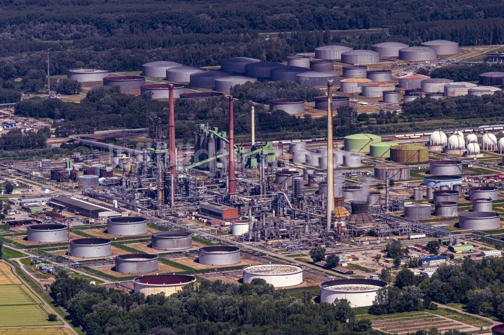 Luftbild Karlsruhe - Raffinerie- Werksgelände des Mineralölproduzenten Mineralölraffinerie Oberrhein im Ortsteil Knielingen in Karlsruhe im Bundesland Baden-Württemberg, Deutschland