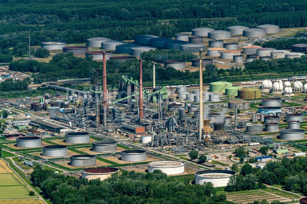 Karlsruhe von oben - Raffinerie- Werksgelände des Mineralölproduzenten MiRO Mineraloelraffinerie Oberrhein GmbH & Co. KG in Karlsruhe im Bundesland Baden-Württemberg, Deutschland