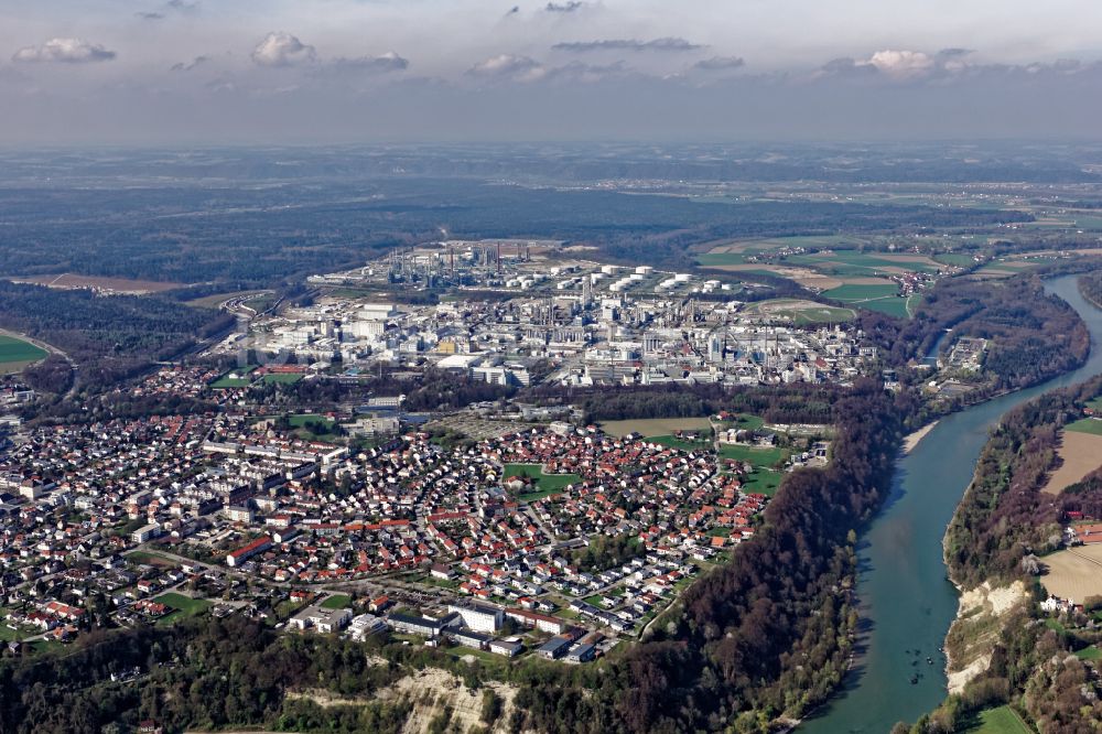 Luftaufnahme Burghausen - Raffinerie- Werksgelände des Mineralölproduzenten OMV Deutschland GmbH in Burghausen im Bundesland Bayern, Deutschland