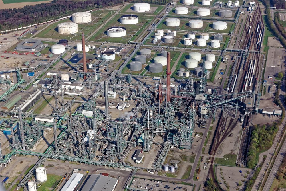 Burghausen von oben - Raffinerie- Werksgelände des Mineralölproduzenten OMV Deutschland GmbH in Burghausen im Bundesland Bayern, Deutschland