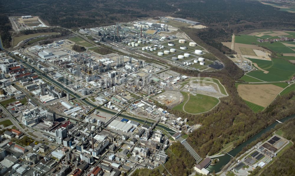 Burghausen von oben - Raffinerie- Werksgelände des Mineralölproduzenten OMV Deutschland GmbH in Burghausen im Bundesland Bayern, Deutschland