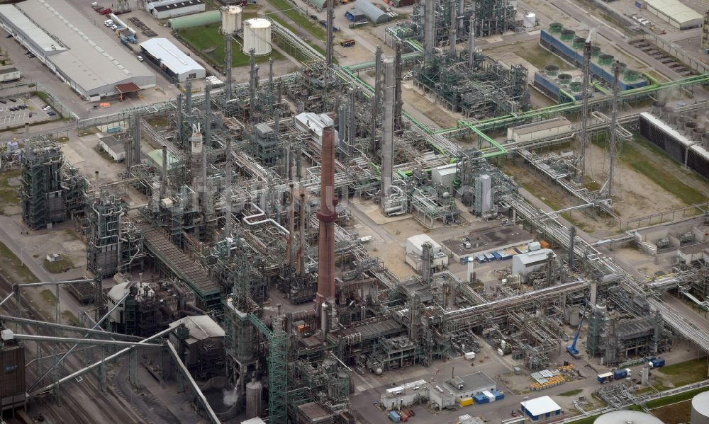 Luftaufnahme Burghausen - Raffinerie- Werksgelände des Mineralölproduzenten OMV Deutschland GmbH in Burghausen im Bundesland Bayern, Deutschland