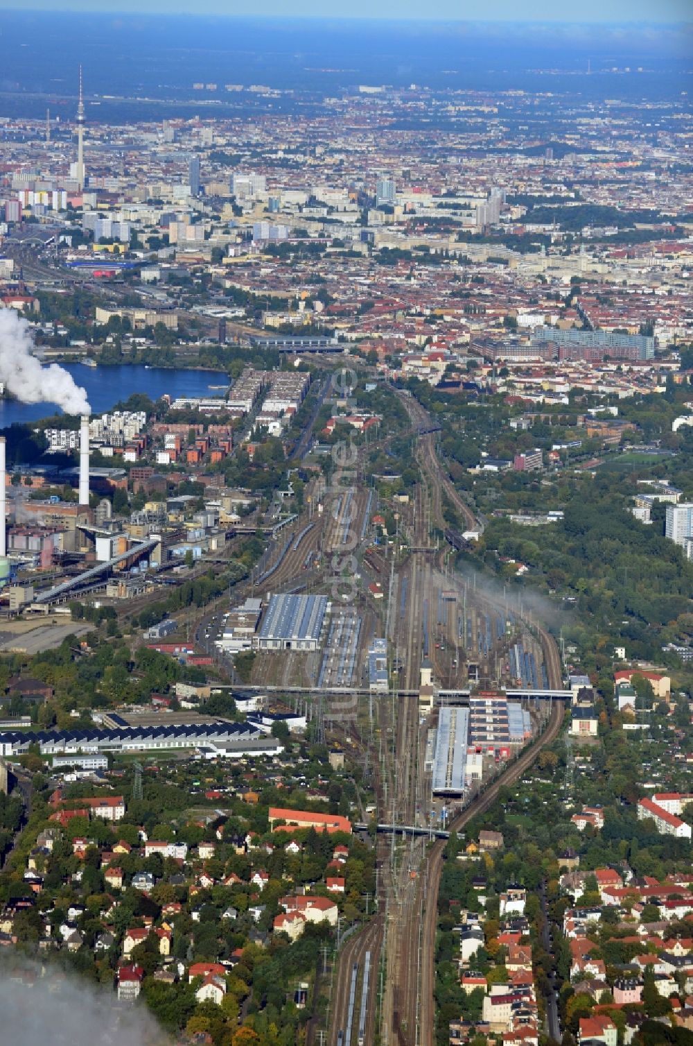 Luftbild Berlin - Rangierbahnhof und Betriebsbahnhof Rummelsburg und Heizkraftwerk Klingenberg in Berlin - Lichtenberg