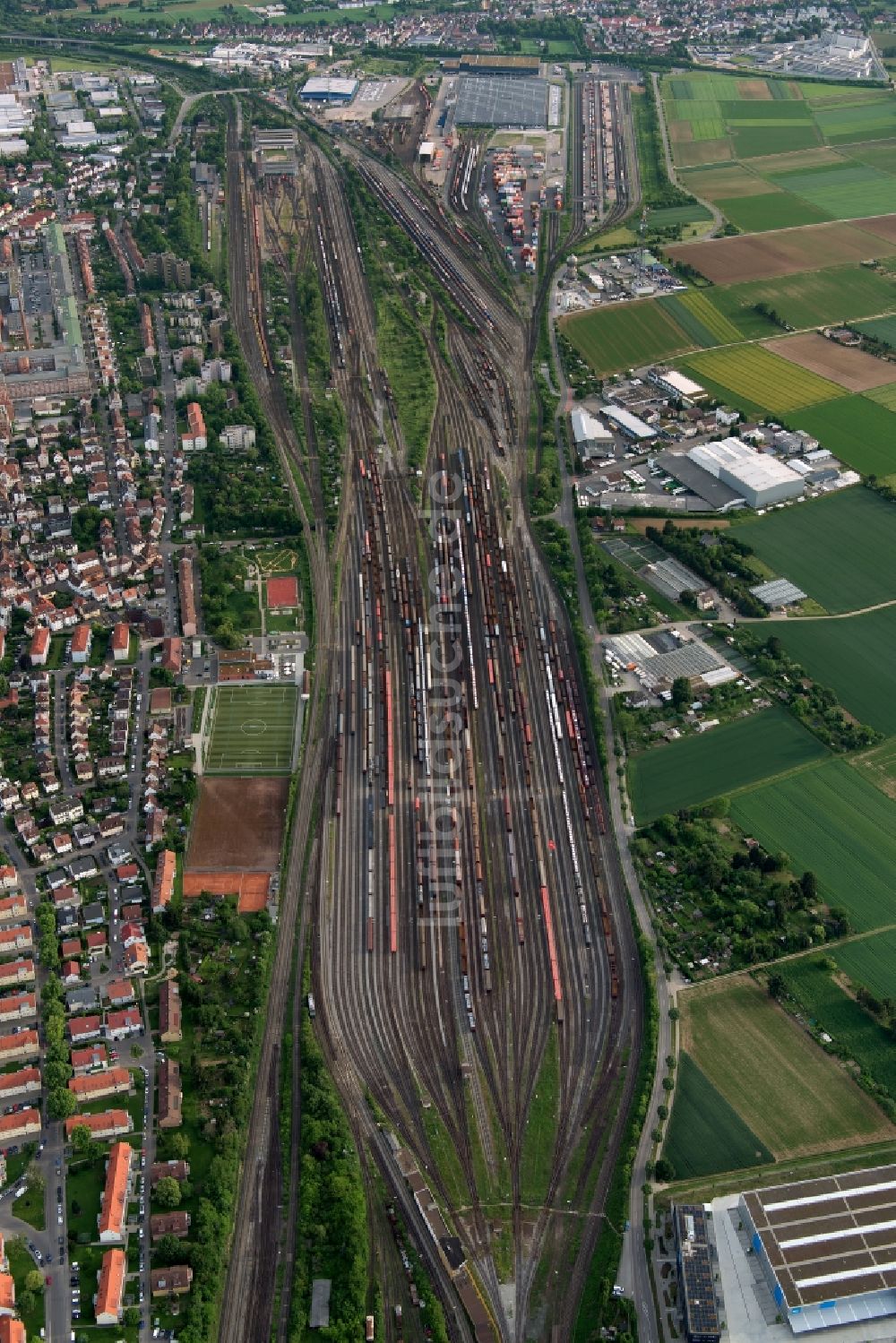 Luftaufnahme Kornwestheim - Rangierbahnhof und Güterbahnhof der Deutschen Bahn in Kornwestheim im Bundesland Baden-Württemberg