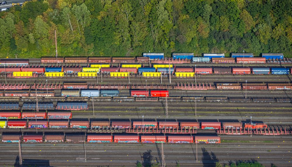 Kreuztal aus der Vogelperspektive: Rangierbahnhof und Güterbahnhof der Deutschen Bahn in Kreuztal im Bundesland Nordrhein-Westfalen, Deutschland