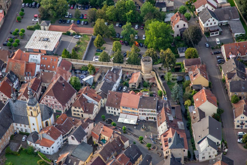 Luftbild Meisenheim - Rapportierplatz an der alten Stadtmauer mit Schuldturm und Bürgerturm in Meisenheim im Bundesland Rheinland-Pfalz, Deutschland