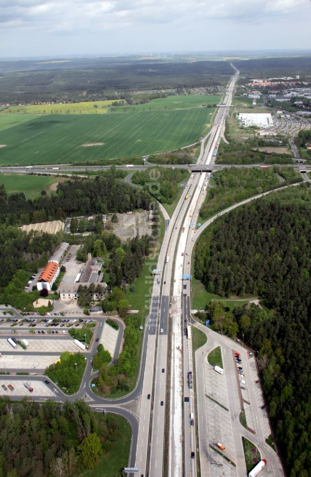 Schleifreisen von oben - Rasthof & Motel Hermsdorfer Kreuz mit Verkehrsführung am Autobahnkreuz der BAB A9 - E51 - A4 - E40 bei Schleifreisen im Bundesland Thüringen