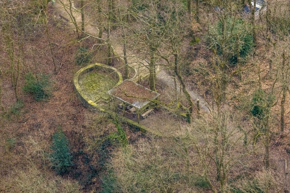 Kettwig aus der Vogelperspektive: Rastplatz am einem Weg in einem Waldgebiet in Kettwig im Bundesland Nordrhein-Westfalen, Deutschland