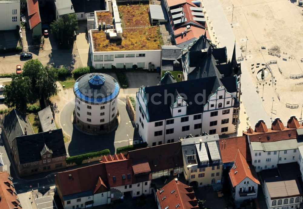 Luftaufnahme Saalfeld/Saale - Rathaus und Amtsgefängnis am Markt in der Altstadt von Saalfeld im Bundesland Thüringen