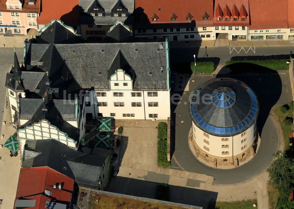 Luftbild Saalfeld/Saale - Rathaus und Amtsgefängnis am Markt in der Altstadt von Saalfeld im Bundesland Thüringen