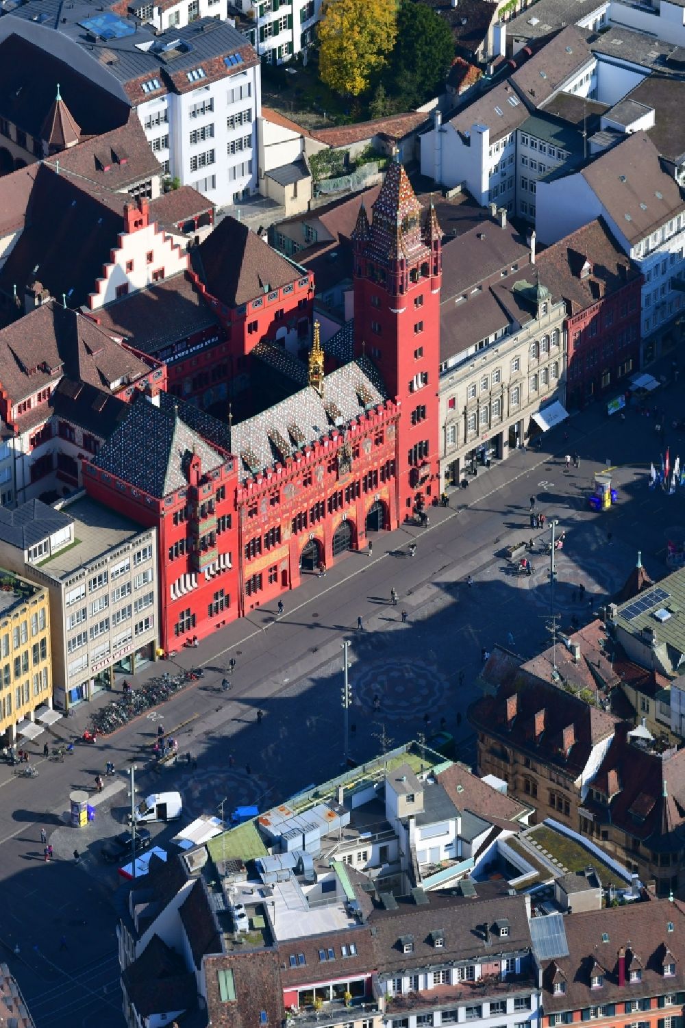 Basel von oben - Rathaus Basel mit roter Fassade in Basel, Schweiz