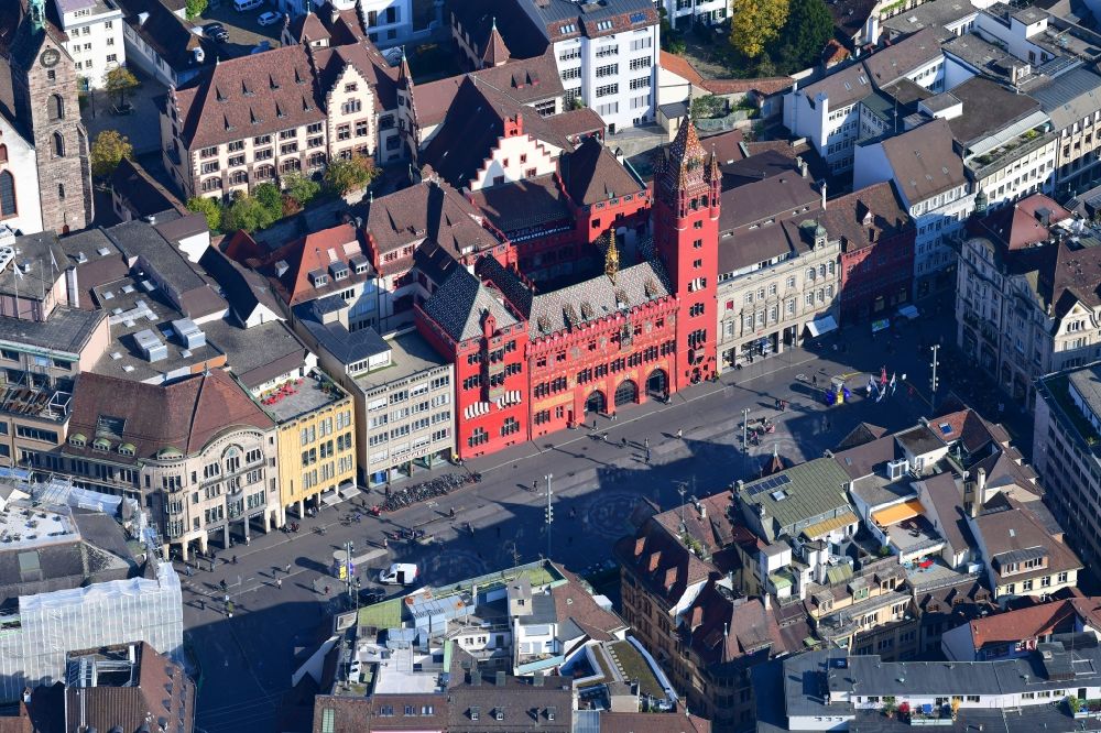 Basel aus der Vogelperspektive: Rathaus Basel mit roter Fassade in Basel, Schweiz