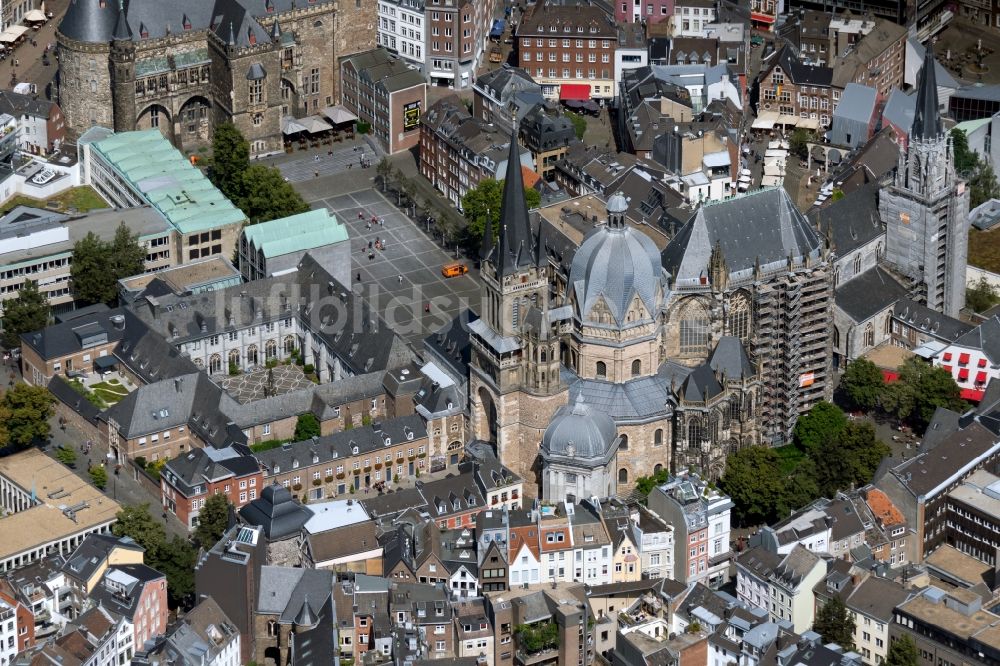 Aachen aus der Vogelperspektive: Rathausplatz mit Dom in Aachen im Bundesland Nordrhein-Westfalen, Deutschland