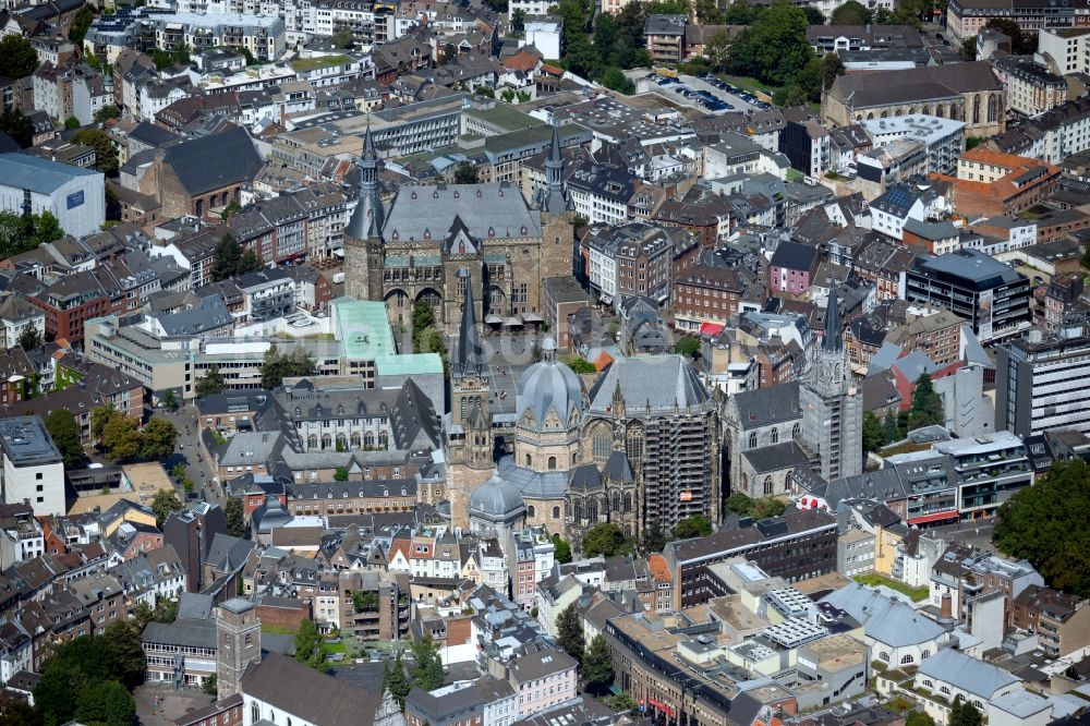 Luftbild Aachen - Rathausplatz mit Dom in Aachen im Bundesland Nordrhein-Westfalen, Deutschland