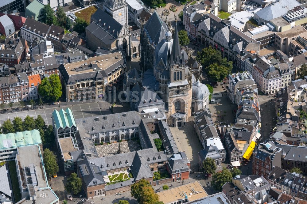 Luftaufnahme Aachen - Rathausplatz mit Dom in Aachen im Bundesland Nordrhein-Westfalen, Deutschland