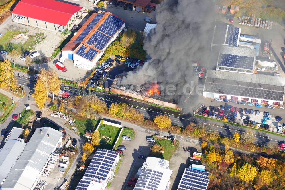 Reinhardshagen von oben - Rauch- und Flammenbildung während der Löscharbeiten zum Brand einer Lagerhalle in Reinhardshagen - Vaake, im Bundesland Hessen, Deutschland
