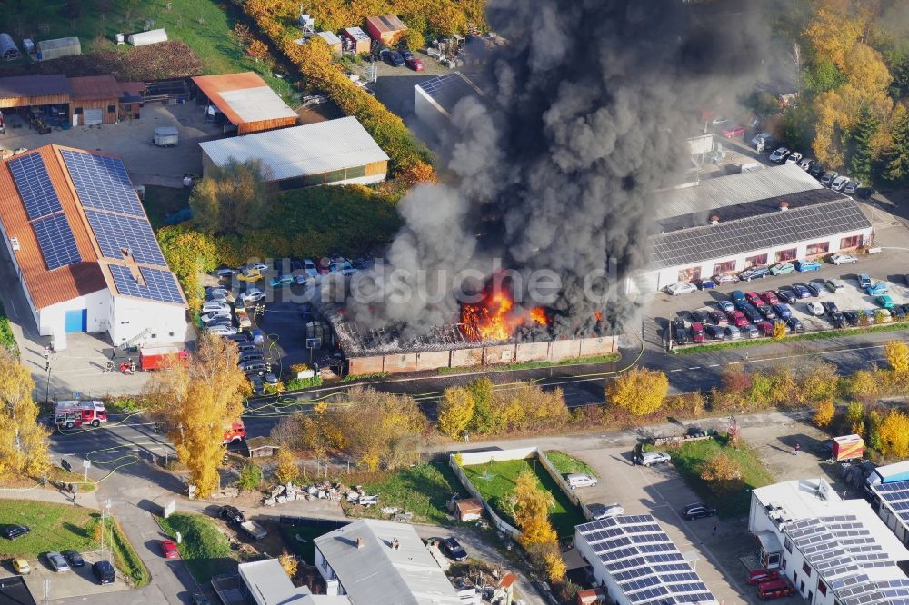 Luftbild Reinhardshagen - Rauch- und Flammenbildung während der Löscharbeiten zum Brand einer Lagerhalle in Reinhardshagen - Vaake, im Bundesland Hessen, Deutschland
